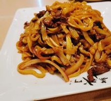 Classic Stir-Fried Beef Rice Noodles