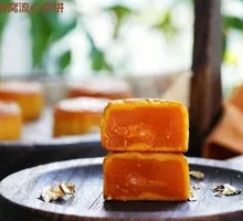 Bird's Nest Custard Mooncake with Flowing Yolk