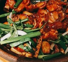 Five-fingered Mulberry Chicken Stewed in Clay Pot