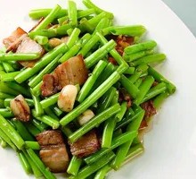 Stir-fried garlic shoots with pork