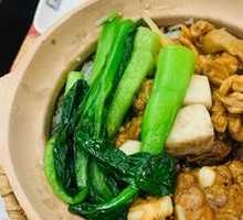 Braised Pork Ribs and Chicken with Mushroom Claypot Rice