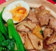 Braised Chicken with Mushrooms in Clay Pot Rice