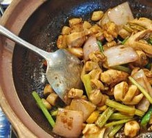 Stewed Pig Intestine in Clay Pot