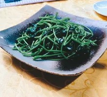 Stir-Fried Sweet Potato Leaves with Garlic
