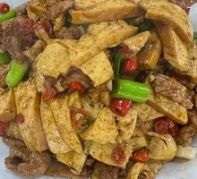 Stir-fried pork shreds with tofu cubes