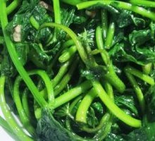 Stir-fried Sweet Potato Leaves with Crushed Garlic