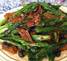 Canned Fish Stir-fried with Water Spinach