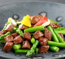 Asparagus Stir-Fried with Snowflake Beef Cubes