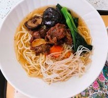 Vietnamese Beef Noodle Soup with Lemongrass