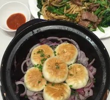 Baozi with Stir-Fried Vegetable and Pork in Clay Pot