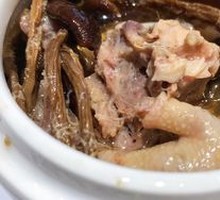 Braised Chicken with Tea Tree Mushroom in a Steamer