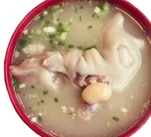 Pig Trotter Soup with Herbal Ingredients