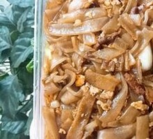 Stir-fried Rice Noodles with Egg and Shredded Pork