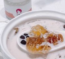 Peach Gum Milk Red Bean Bird's Nest Dessert