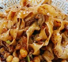 Dry-Mixed Pea and Pork Noodles with Hand-Cut Noodles