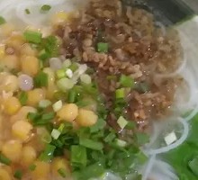 Clear Soup Rice Noodles with Peas and Pork Sauce