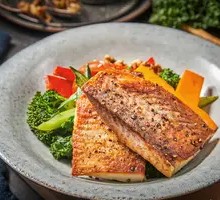 Grilled Sea Bream with Vegetables on Iron Plate