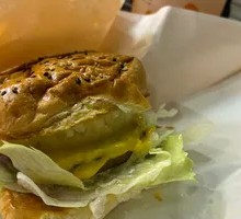 热带凤梨牛肉堡