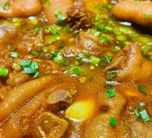 Braised Pig's Trotters with Baozi Sauce