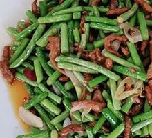 Garlic Shoots with Shredded Pork