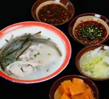 Pig Trotter Soup with Herbal Ingredients