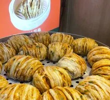 Spicy and Fresh Meat Flower Bun