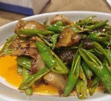 Sichuan-style Pork with Sweet Potato Skin and Garlic Chives