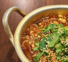 Intertwined Hot Pot Noodles