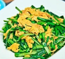 Stir-fried eggs with chives