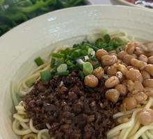 Dry-Mixed Pea and Meat Sauce Noodles