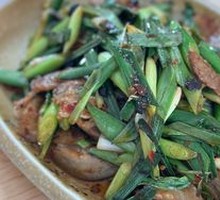 Stir-fried Pork with Garlic Shoots