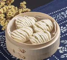 Flower-shaped steamed bun