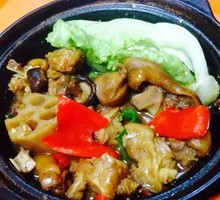 Braised Pig's Feet in Yellow Sauce