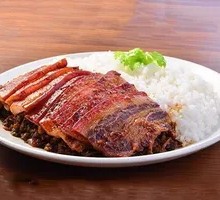 Preserved Vegetable Braised Pork in Wooden Bucket Rice