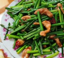 Stir-fried garlic shoots with pork