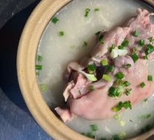 Braised Pig Trotter in Clay Pot