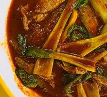 Stir-fried Yellow Beef with Rice Noodles