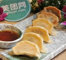 Sauce-Dipped Mushroom Dumplings