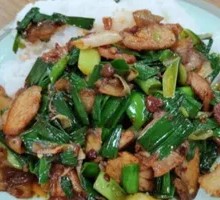 Garlic Shoot Braised Pork Rice Bowl