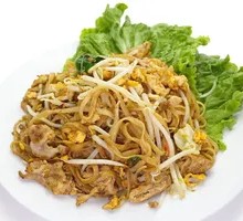 Big Bites of Meat Stir-Fried Noodles and Rice Noodles