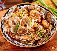 Tom Yum Mee with Clams