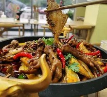 Braised Chicken Feet with Oyster Fish