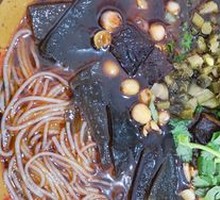 Beef and Seaweed Noodles with Bamboo Shoots and Peas
