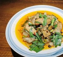 Sichuan-style stir-fried pork with yam skin