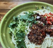 Dry Stir-Fried Beef Noodles with Fresh Pepper (2 Liang)
