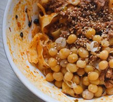 Dry-Mixed Pea and Meat Noodles with Knife-Edged Noodles