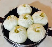 Leg Meat and Mustard Greens Steamed Bun