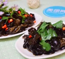 Crispy Onion and Black Mushroom Salad