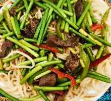 Garlic Shoot Beef Noodles