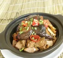 Braised Beef Shank with Mushrooms in Clay Pot